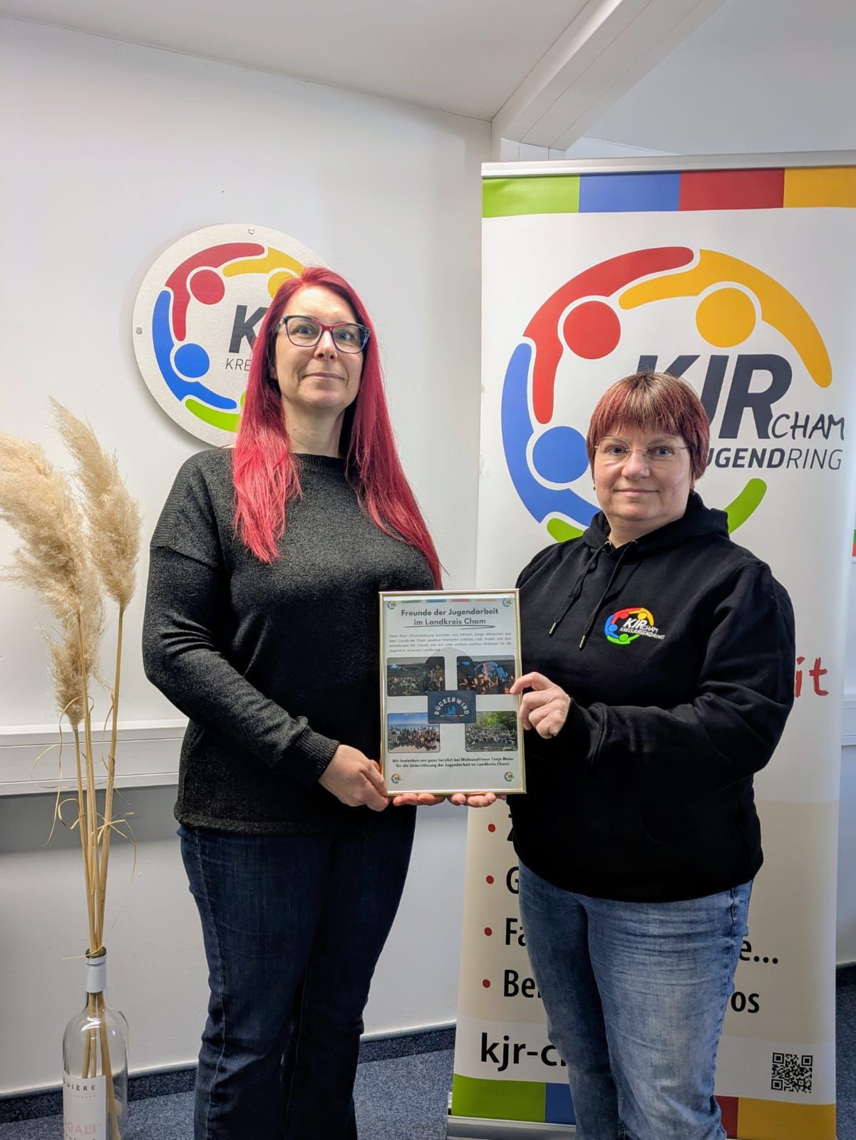 Petra Eggersdorfer bedankt sich bei Tanja Maier für die großzügige Spende