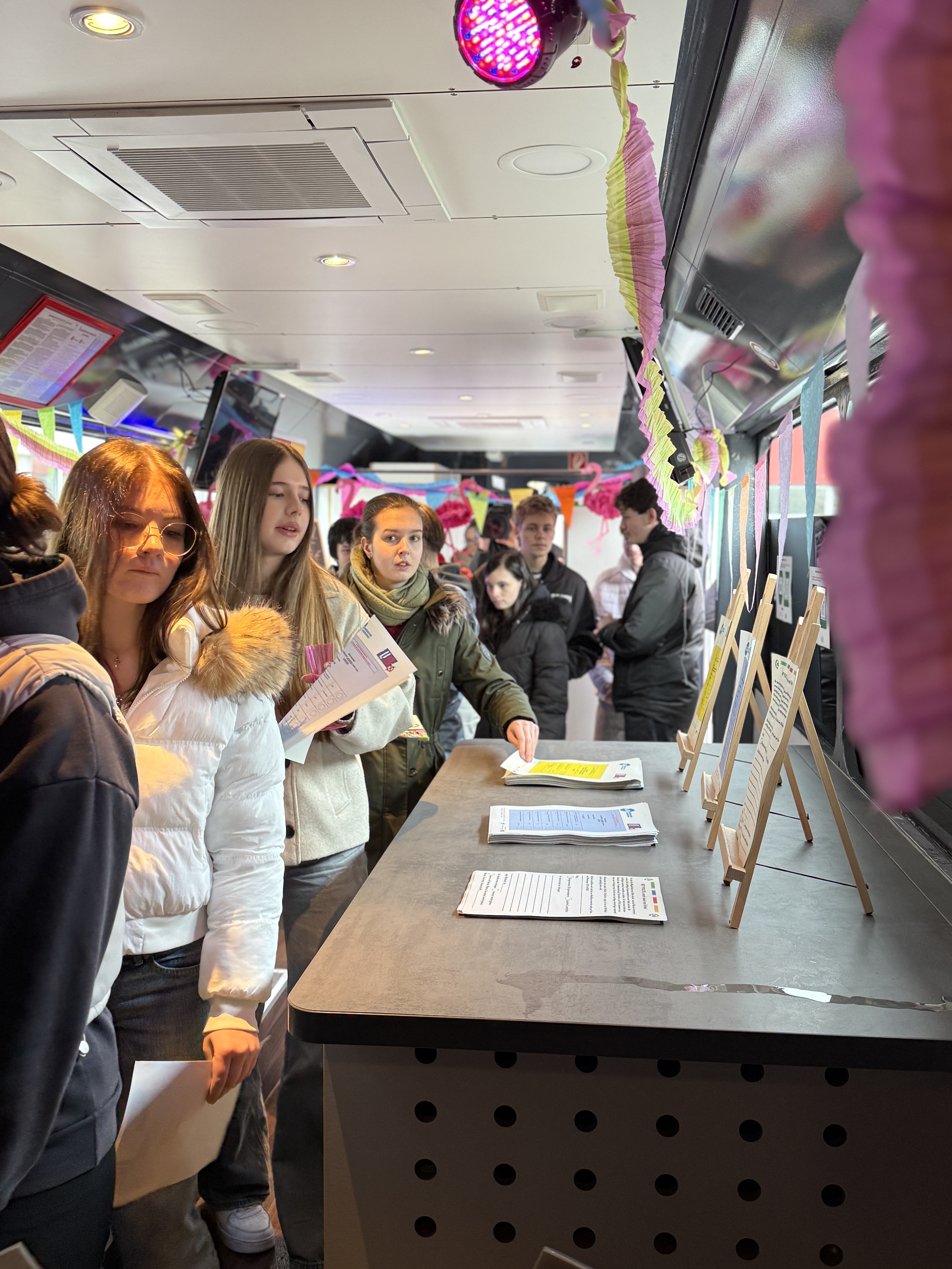 Die Jugendlichen im Partywahlbus